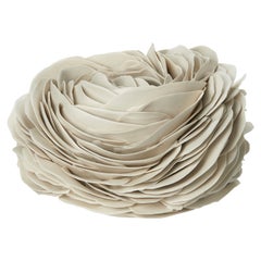 Nest, un centrotavola scultoreo fatto a mano in porcellana rigata di Olivia Walker