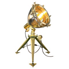 Projecteur en laiton et en acier inoxydable de la fin du siècle - Tripode de l'armée américaine et interrupteur Marin