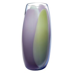 Vase Waves No R660, en verre soufflé à la main, violet fluide, céladon et chaux de Neil Wilkin