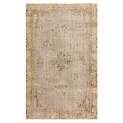 Alfombra turca vintage en beige-marrón con medallón y flores  Rug & Kilim