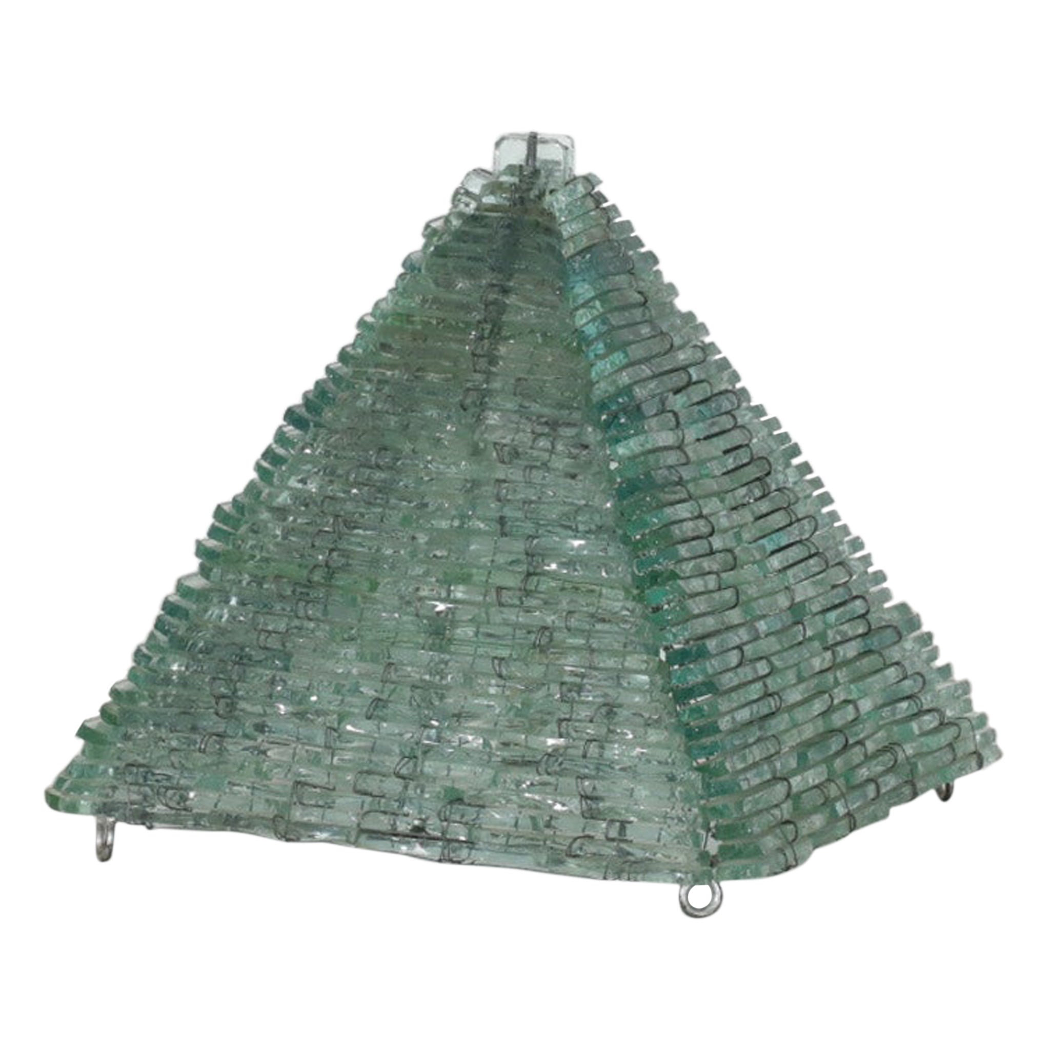 Lampe de table pyramide moderniste en verre tissé d'inspiration Poliarte