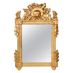 Miroir mural Gustavsvian du 19e siècle en bois sculpté et doré