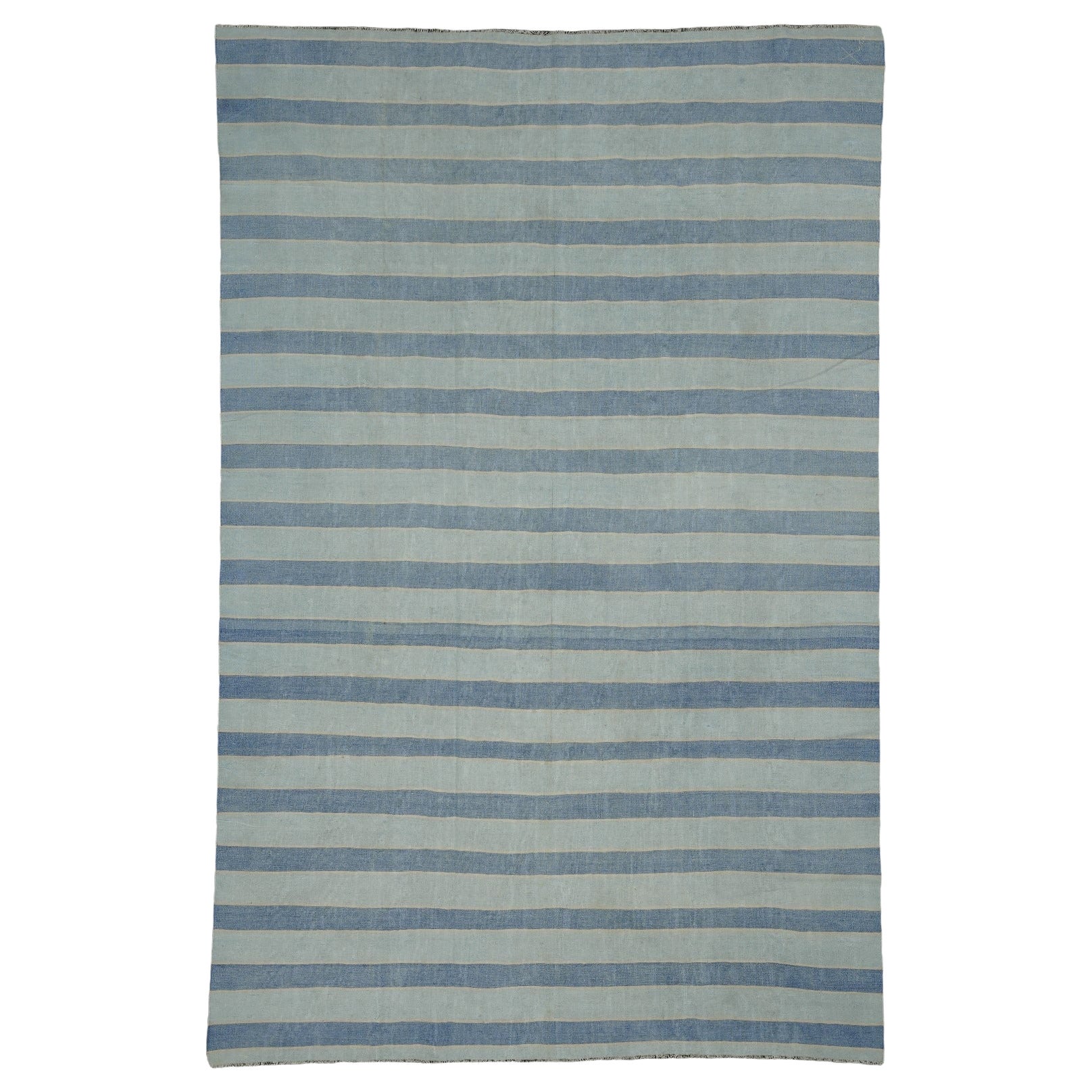 Tapis Dhurrie vintage à rayures bleu clair et accents beiges  Rug & Kilim