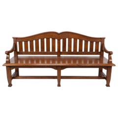 Un banc d'entrée Arts and Crafts en teck de grande qualité dans le style d'Arthur Simpson