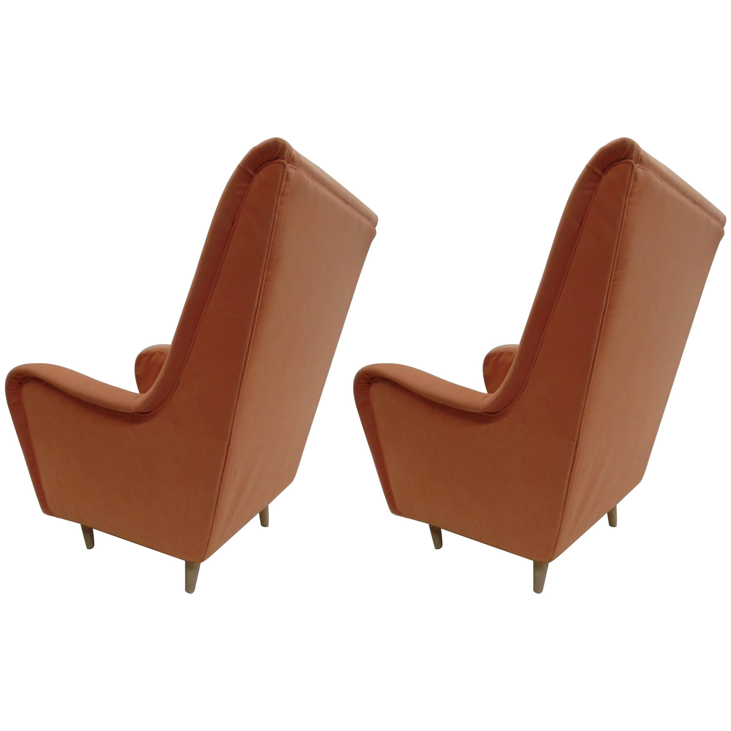 Elegantes Paar italienischer Wingback / Hi Back Lounge Chairs aus der Mitte des Jahrhunderts /  Sessel von Paolo Buffa. Diese Stühle sind groß, tief und bequem; sie haben sinnliche Linien und eine fließende, organische Form. Die Polsterung ist