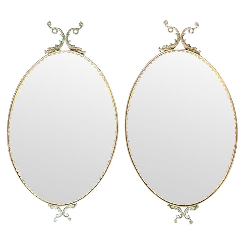 Paire de miroirs ovales italiens des années 1940 avec détails en forme de dauphin autour du cadre en vente