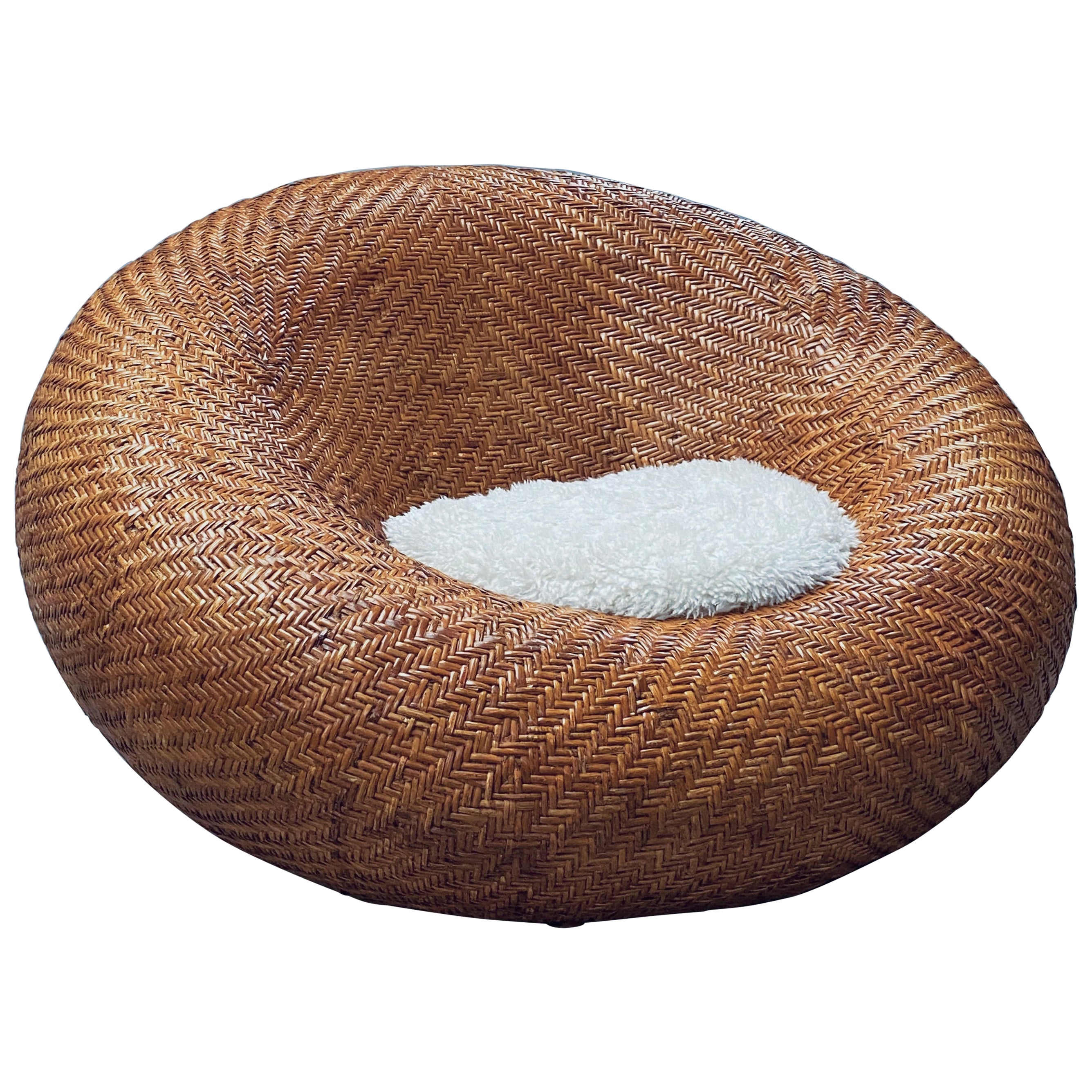XL Rattan Geflecht "Mushroom Sessel Pille mit Schaffell Kissen, Frankreich 70s en vente