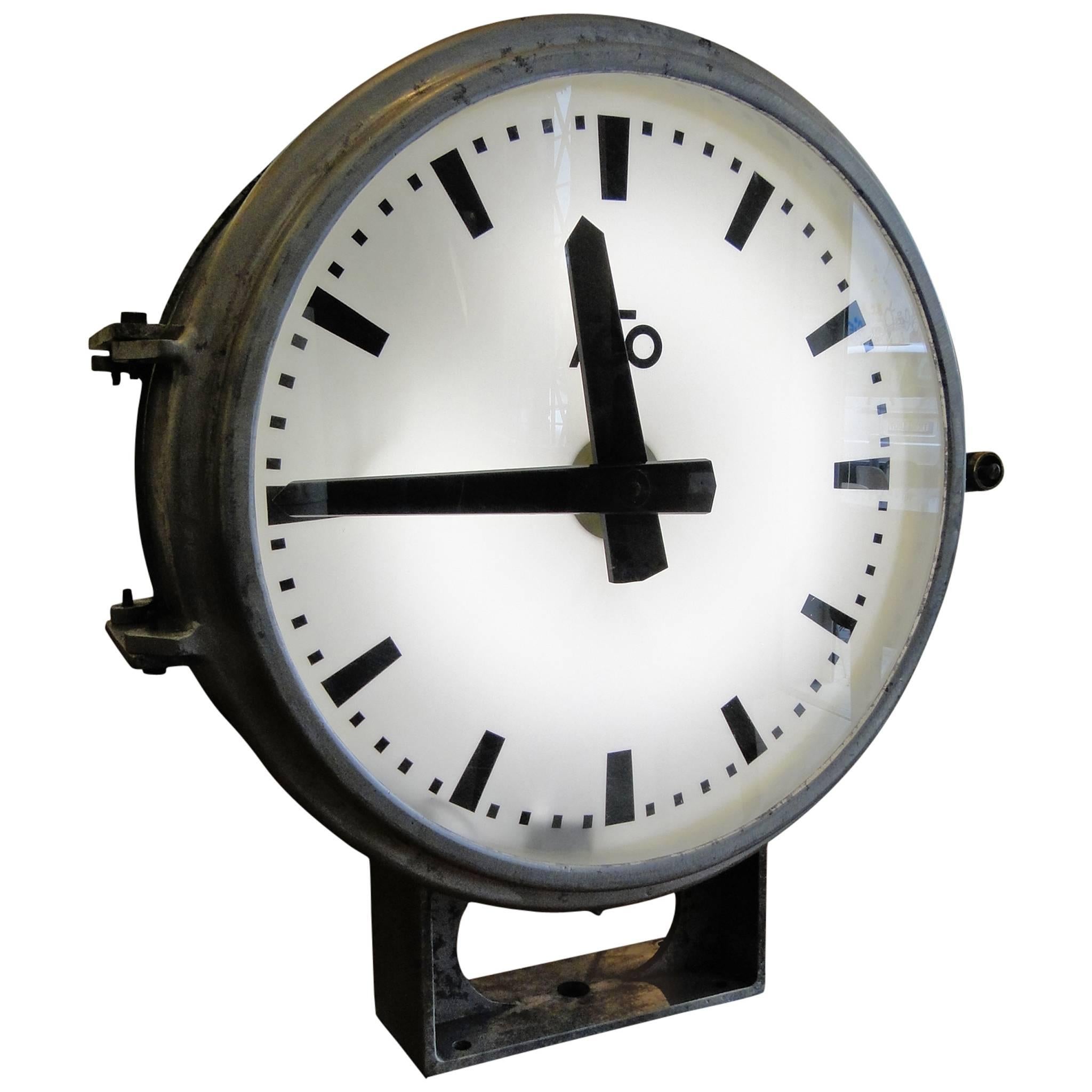 Horloge industrielle double face d'usine française de la gare Ato Brillie