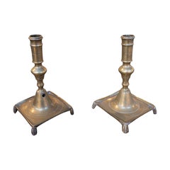 Coppia di candelieri spagnoli in bronzo del 1890 con base quadrata