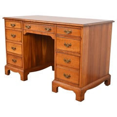 L. & J. G. Stickley Escritorio georgiano de doble pedestal y rodillera de madera maciza de cerezo