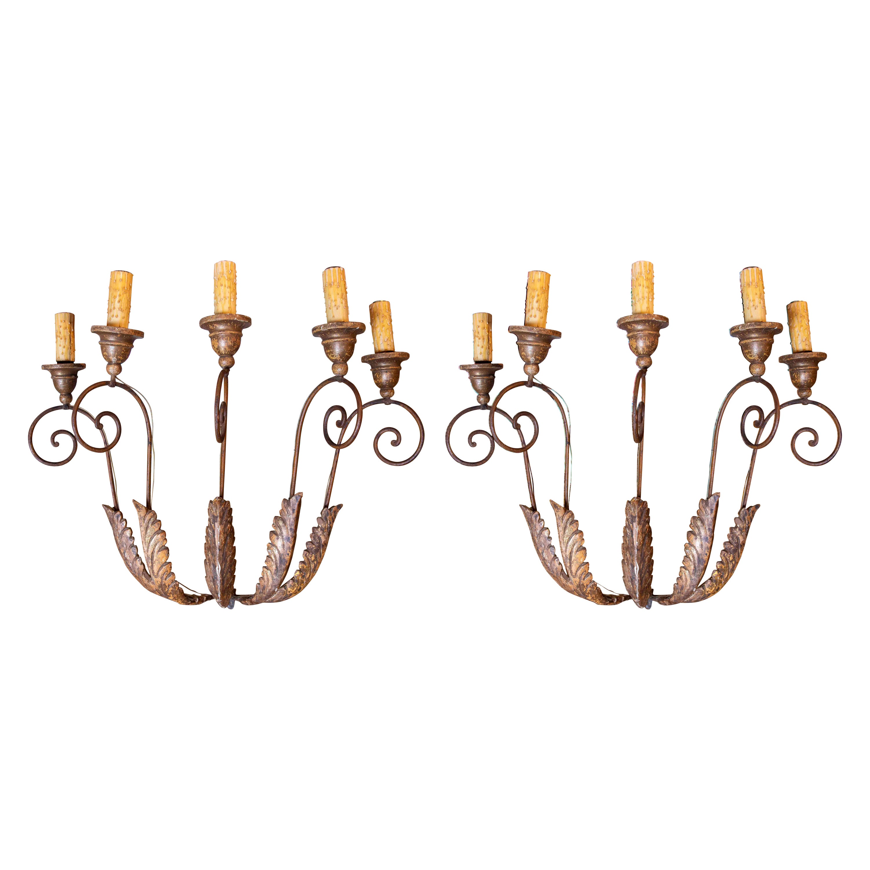 Pareja de apliques de hierro forjado y madera con estuco de la década de 1750