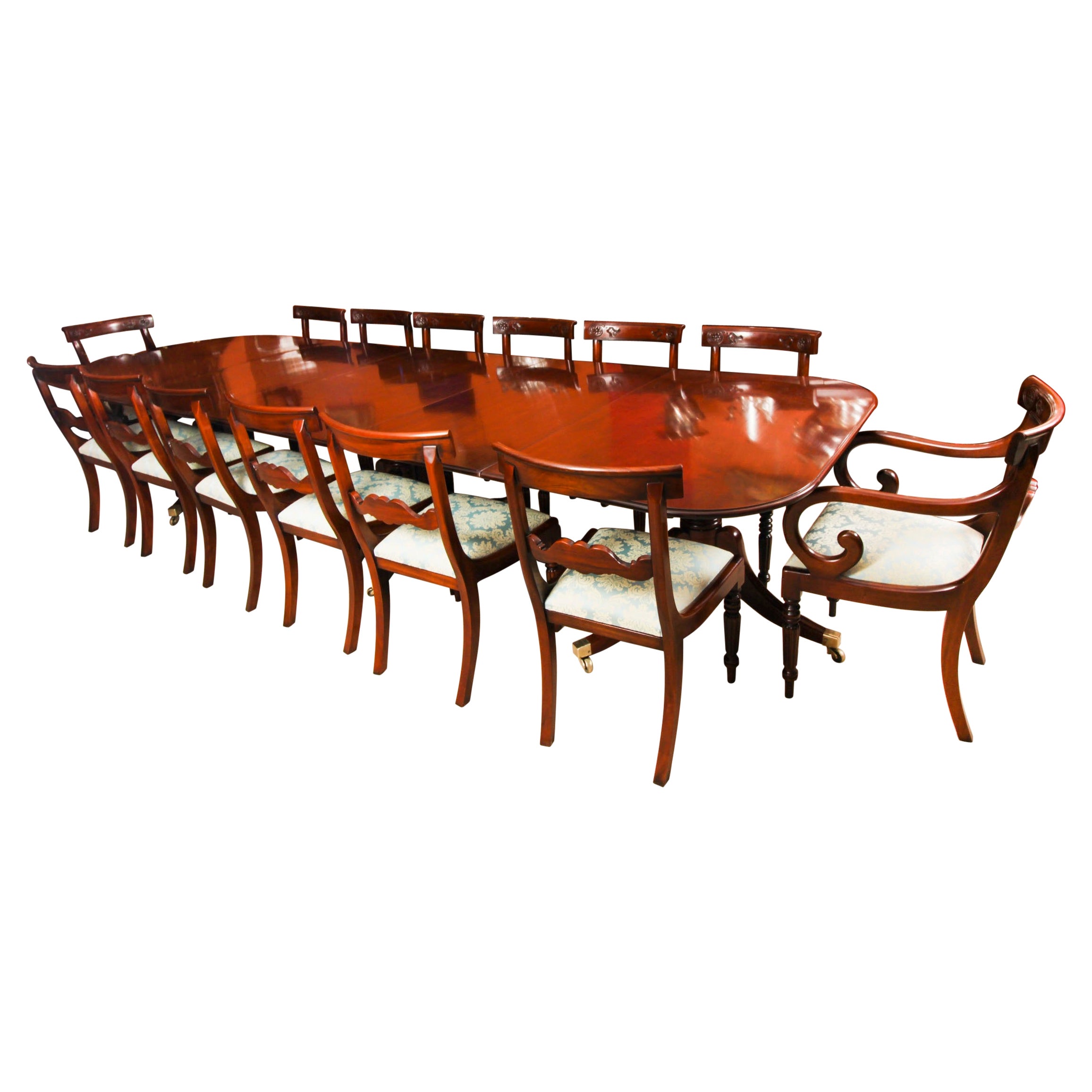 Ancienne table de salle à manger George III à trois piliers, 18e C. et 14 chaises 20e C.