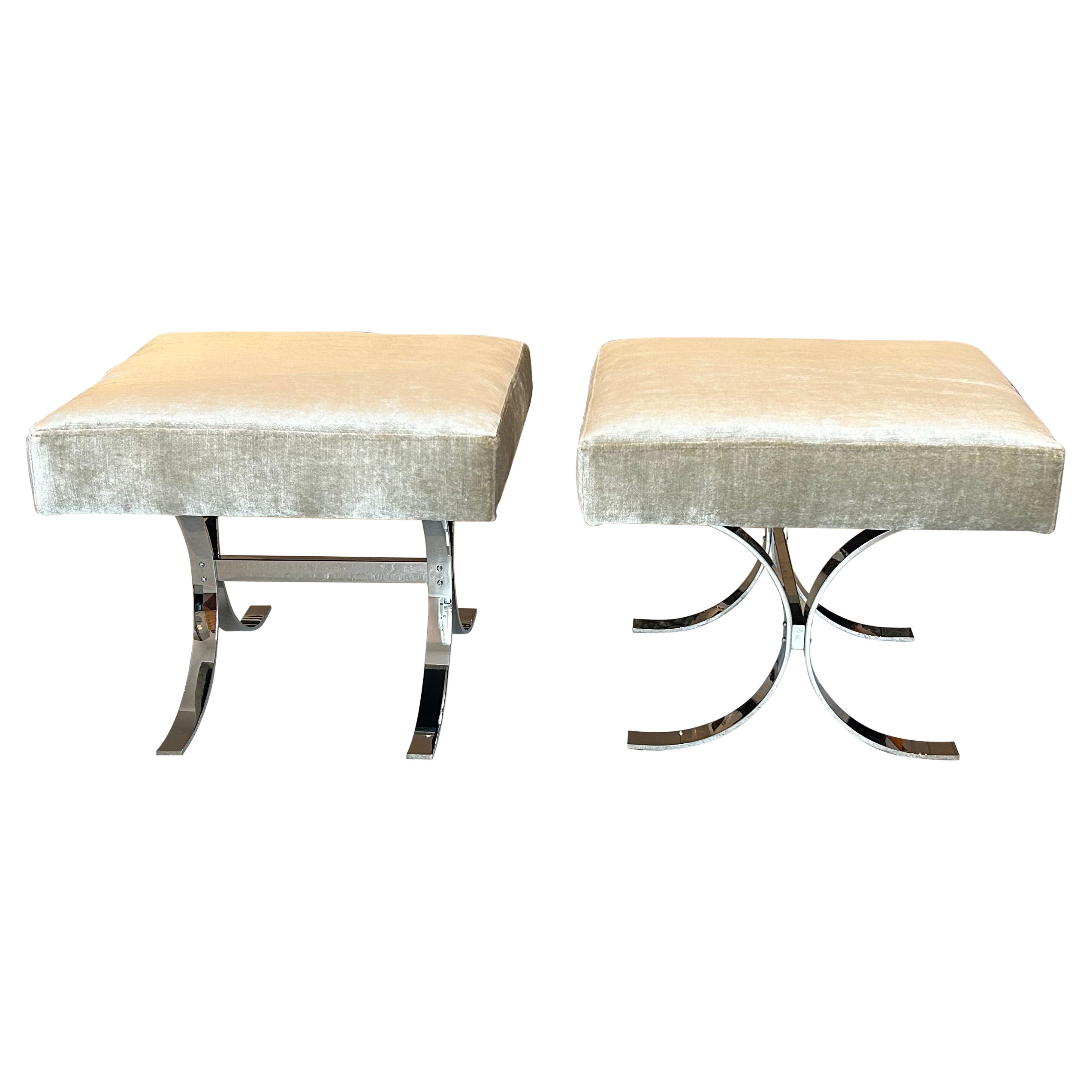 Coppia di sgabelli / pouf con basi in acciaio massiccio cromate di recente e sedute rivestite di nuovo in velluto color champagne-argento. Molto robusto e ben realizzato. Ognuno di essi pesa circa 35 libbre. A seconda dell'aspetto che preferisci, le