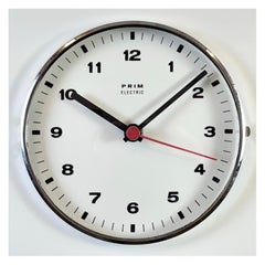 Horloge murale en bakélite blanche Prim, années 1970
