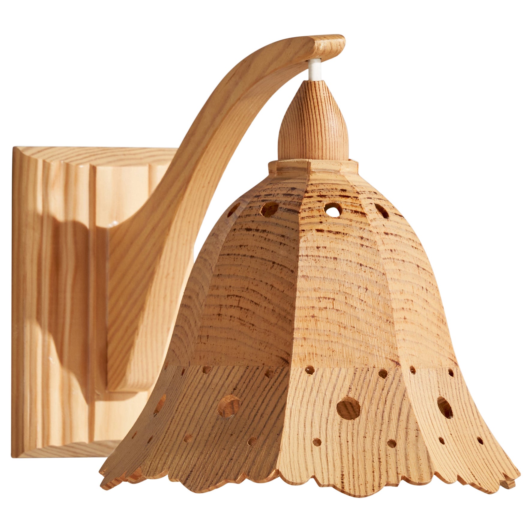 Schwedische Designerin, Wandleuchte, Kiefernholz, Schweden, 1970er Jahre im Angebot
