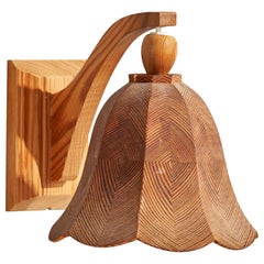 Schwedische Designerin, Wandleuchte, Kiefernholz, Schweden, 1970er Jahre