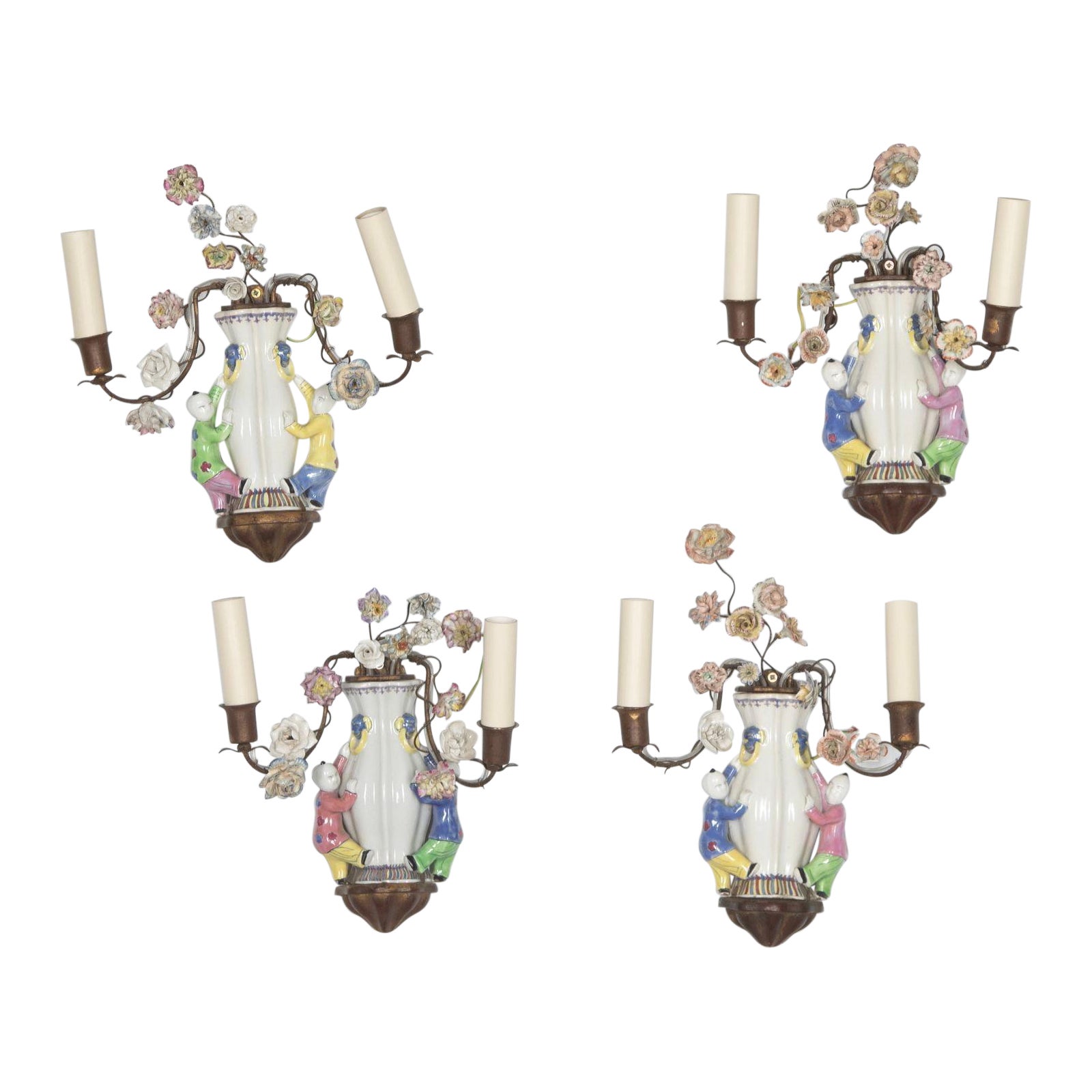 Conjunto de cuatro apliques de porcelana dorada de finales del siglo XIX