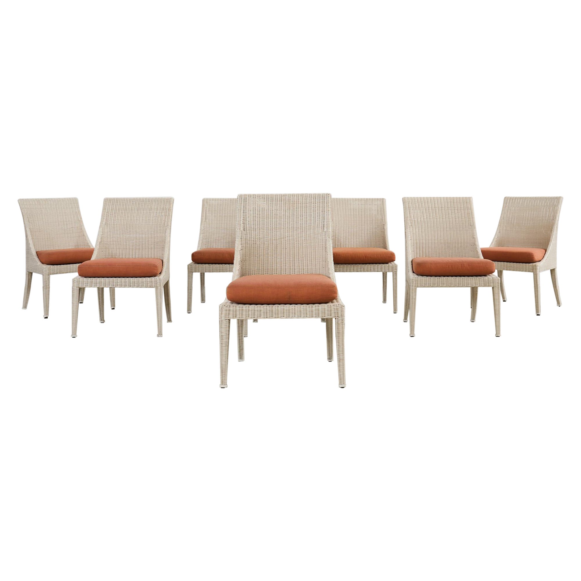 Juego de ocho sillas de comedor de jardín de mimbre y resina McGuire