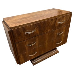Elegante Art-Deco-Kommode aus Nussbaum und vernickelter Bronze um 1930