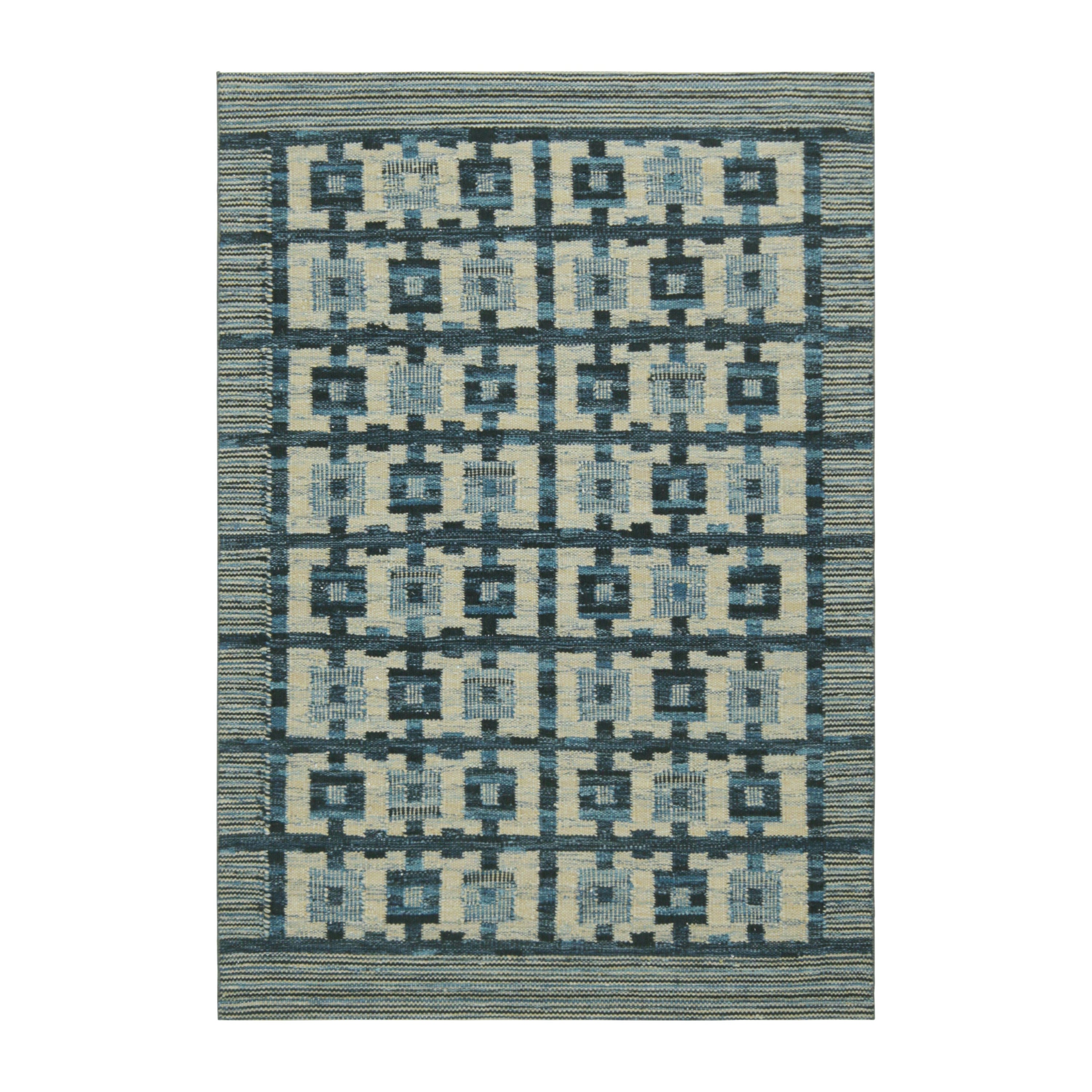 Alfombra de estilo escandinavo de Rug & Kilim en azul y crema con motivos geométricos