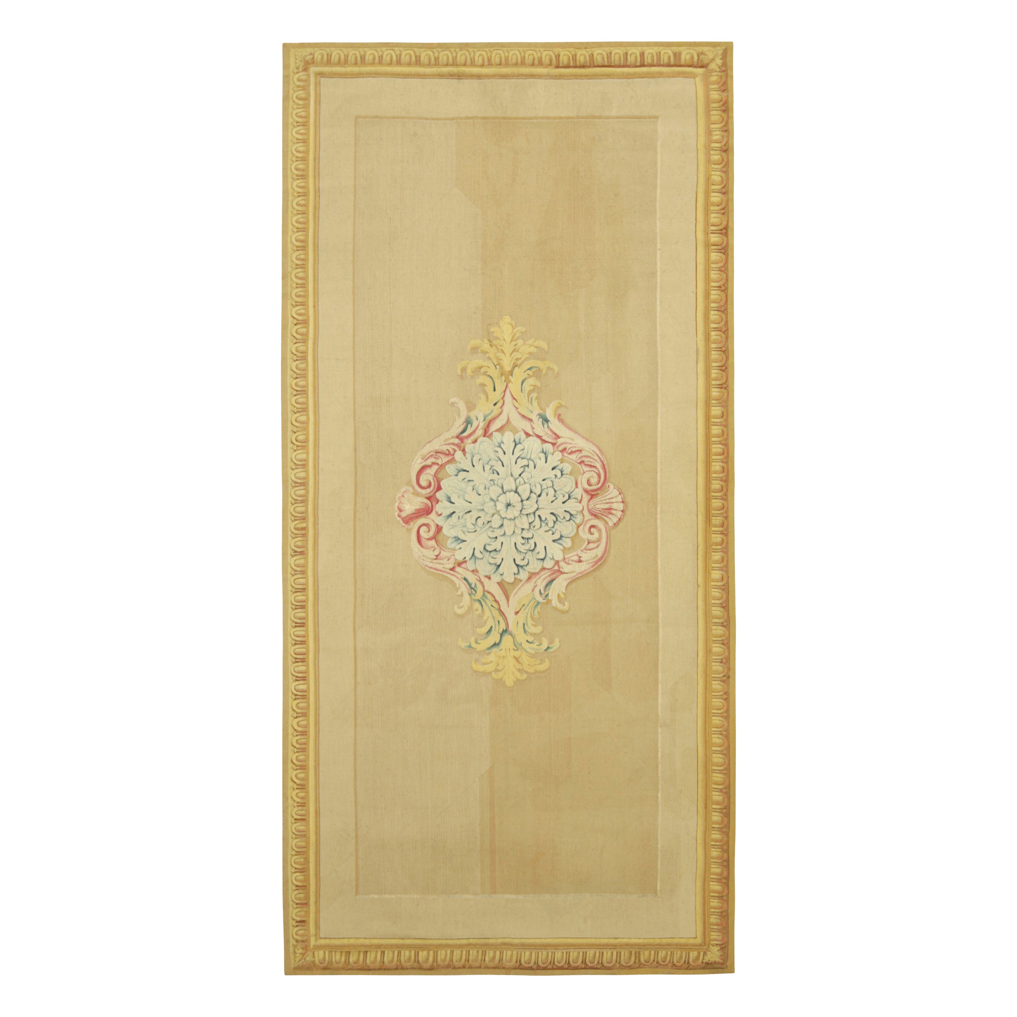 Tapis de couloir Aubusson ancien en crème beige avec médaillon floral  Rug & Kilim