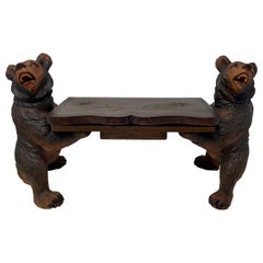 Ancien banc musical allemand en noyer Black Forest sculpté, Circa 1920.