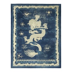 Antiker Pekinger Art-Déco-Teppich in Blau mit cremefarbenem Drachen, malerisch  Rug & Kilim