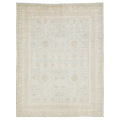 Handgefertigter hellblauer Wollteppich im modernen Khotan-Stil mit Allover-Motiv