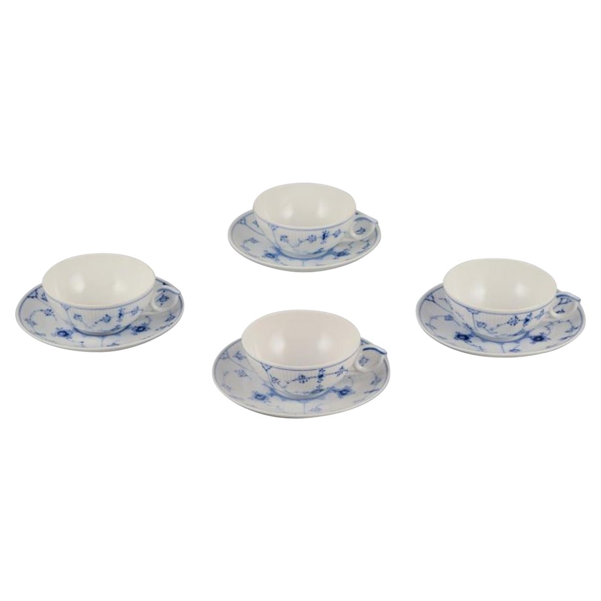 Royal Copenhagen Blue Fluted Plain. Quattro tazze da tè con piattini in porcellana