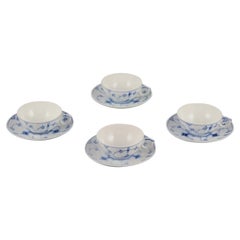 Royal Copenhagen Azul Liso Acanalado. Cuatro tazas de té con platillos de porcelana.