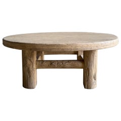 Mesa baja rústica de madera recuperada con patas de tocón