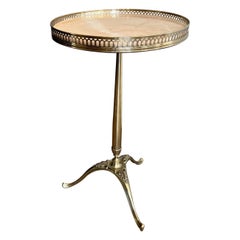 Gueridon in ottone e marmo attribuito alla Maison Jansen