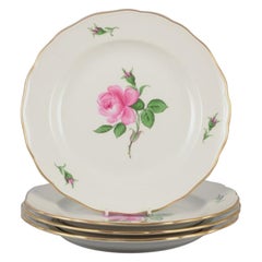 Meissen, Germania. Quattro piatti da portata con il motivo di una rosa rosa. 1920/30s.