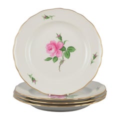 Meissen, Germania. Quattro piatti da portata con il motivo di una rosa rosa. 1920/30s.
