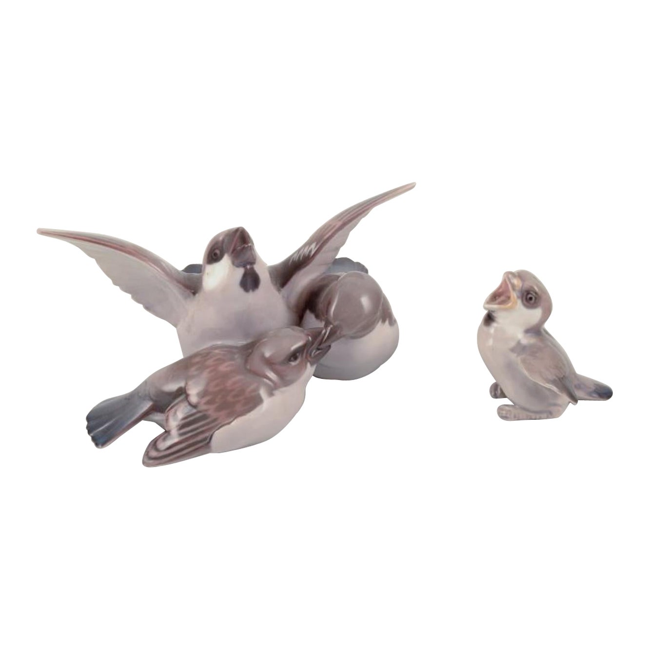 Bing & Grøndahl, Danemark. Groupe en porcelaine composé de trois moineaux et d'un poussin. en vente