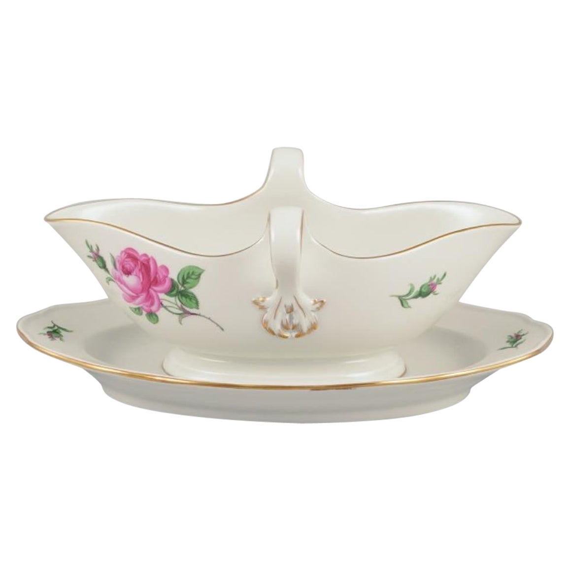 Meissen, Alemania. Bote de salsa sobre un soporte con un motivo de una rosa rosa. en venta