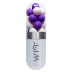 ¡Fantástico! WTF (de ellos) - Escultura de pared en forma de píldora de cristal morado y blanco de Edie Nadelhaft