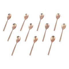 Designer scandinavo. Set di undici cucchiaini da caffè in ottone martellato.