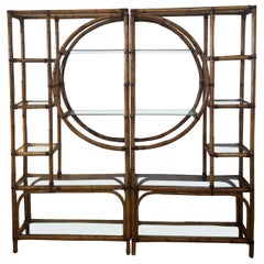 1970s Palm Beach Círculo de ratán bambú Nuevo estantes de cristal Etagere Par Estante