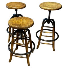 Ensemble de trois tabourets industriels du 20ème siècle