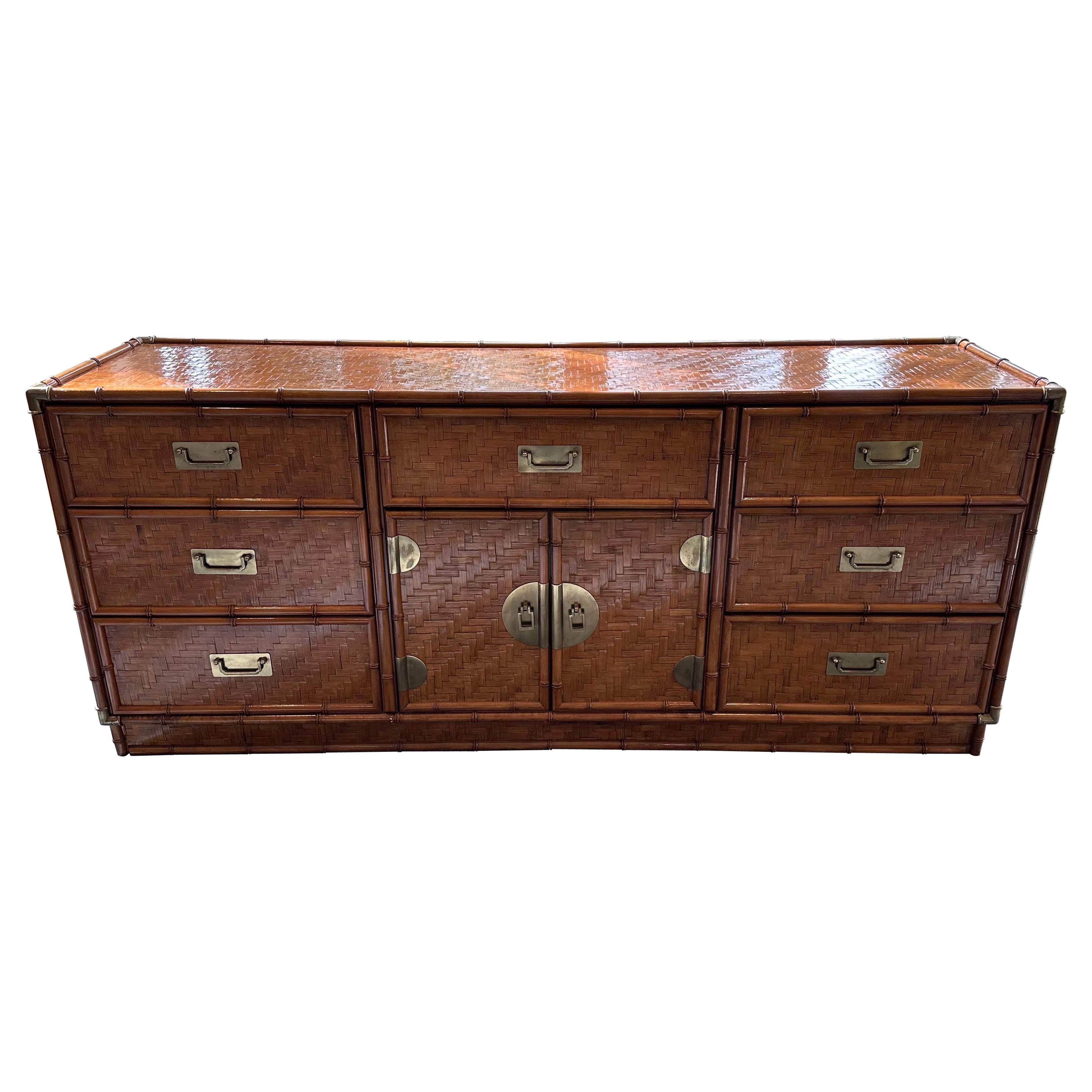 Commode vintage en faux bambou tressé et laiton