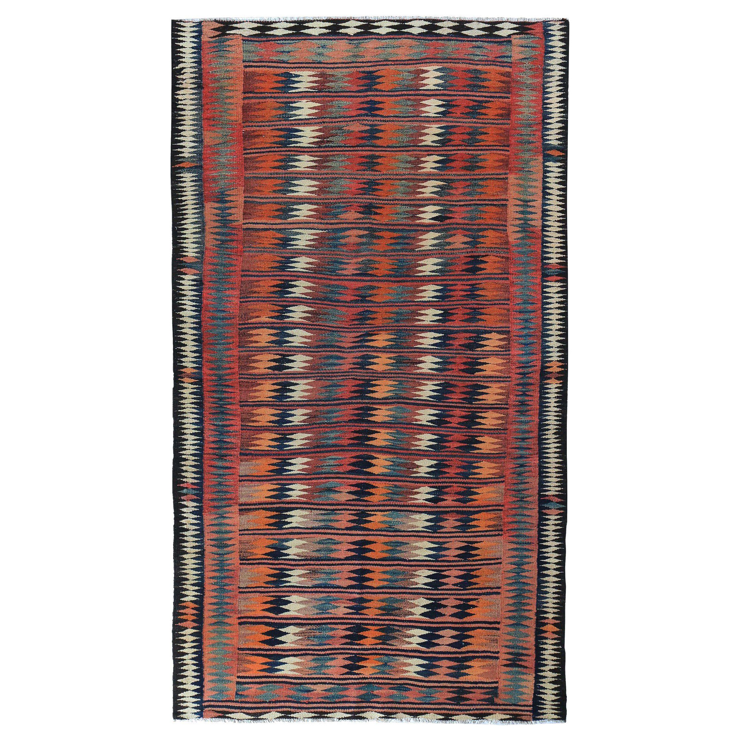 Petit tapis persan Kilim vers 1910 - Laine ivoire orange rouge motif rouge - 89209 en vente