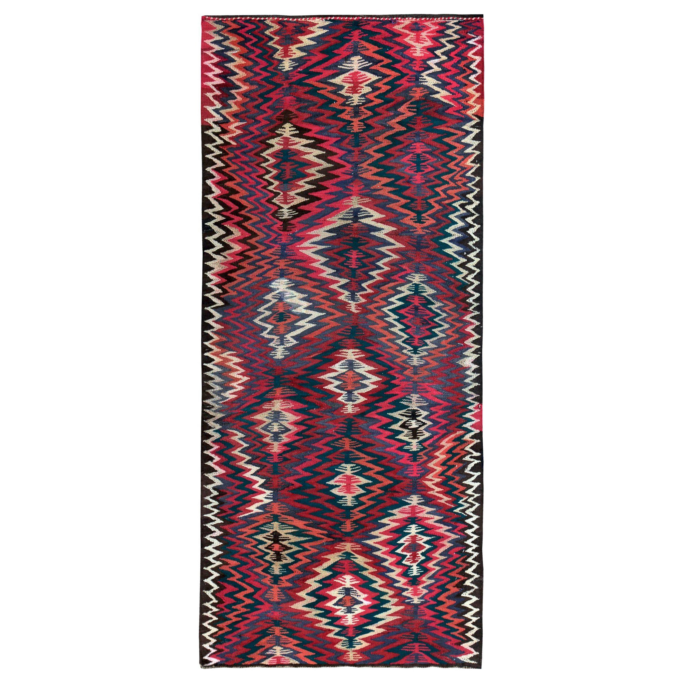 Petit tapis persan Kilim datant d'environ 1910, motif en laine bleu orange rose - 89377 en vente
