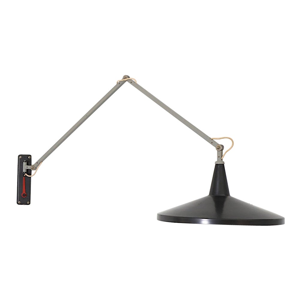 Wim Rietveld  Lampe murale "Modèle 4050" ou "Panama" en métal émaillé noir