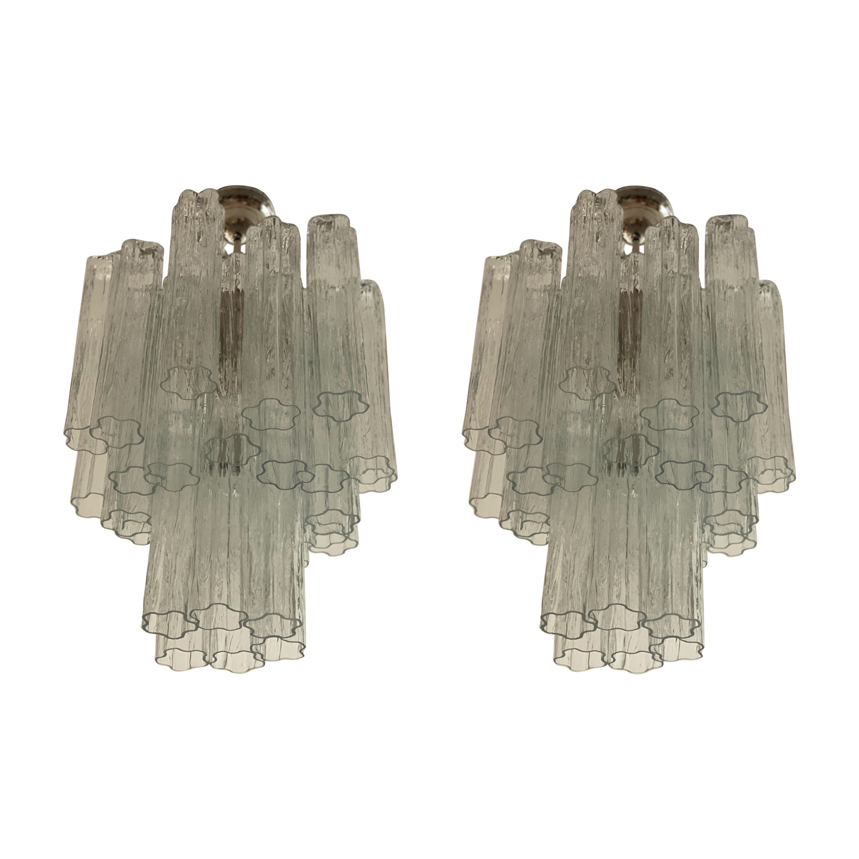 Coppia di lampadari classici di Murano in stile Venini, di dimensioni medio-piccole.
