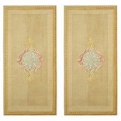 Paire de tapis de couloir Aubusson anciens en or avec médaillons floraux  Rug & Kilim