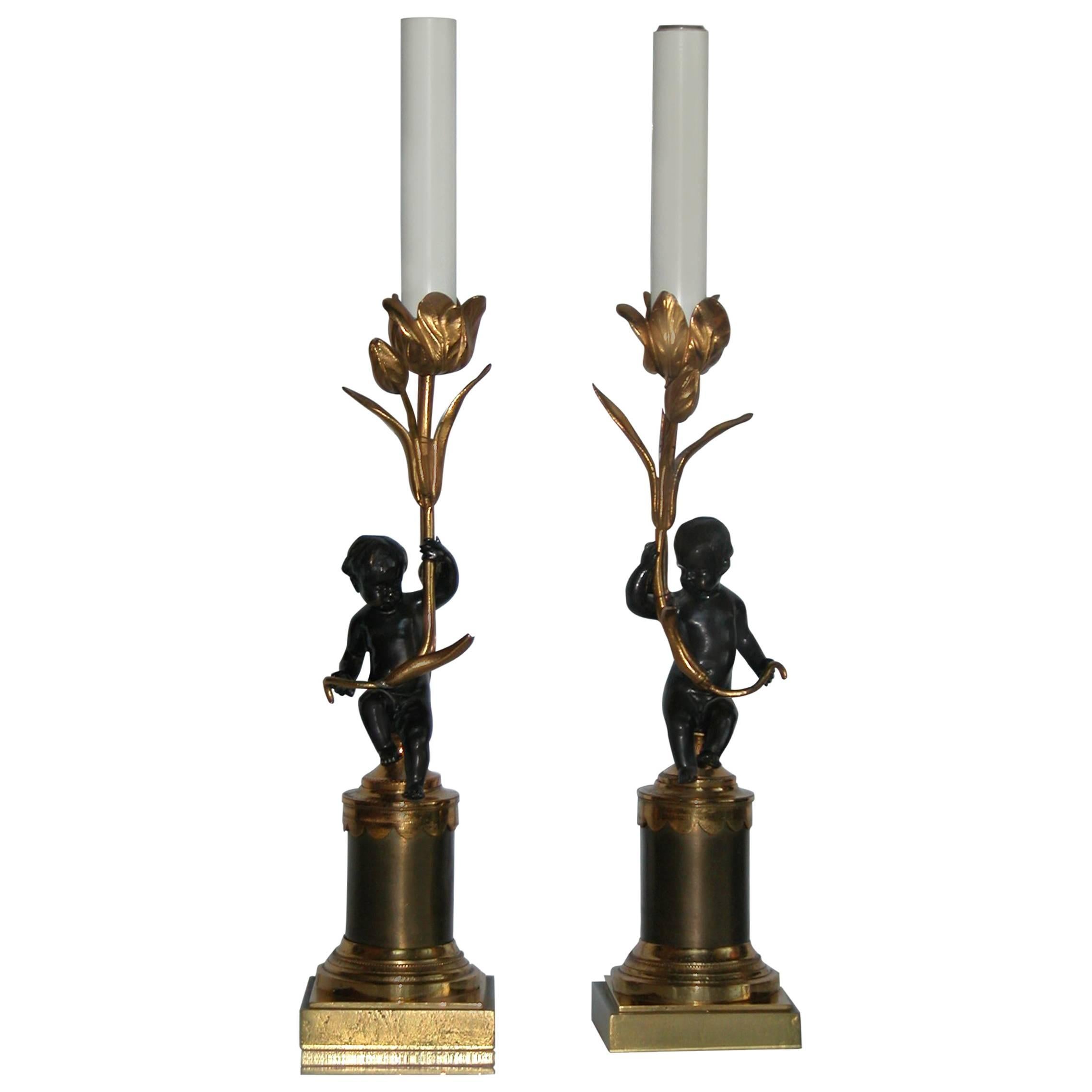 Paire de lampes de table habillées en bronze du 19ème siècle avec chérubins en vente