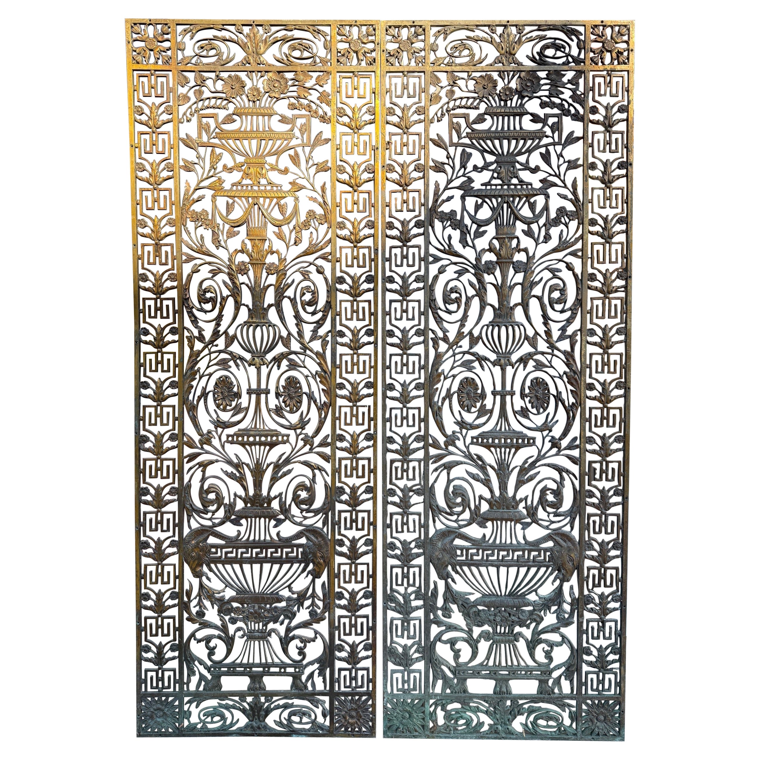 Coppia di pannelli decorativi in bronzo antico del XIX secolo in vendita