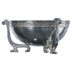 Cuenco de plata Arts & Crafts sobre tres soportes