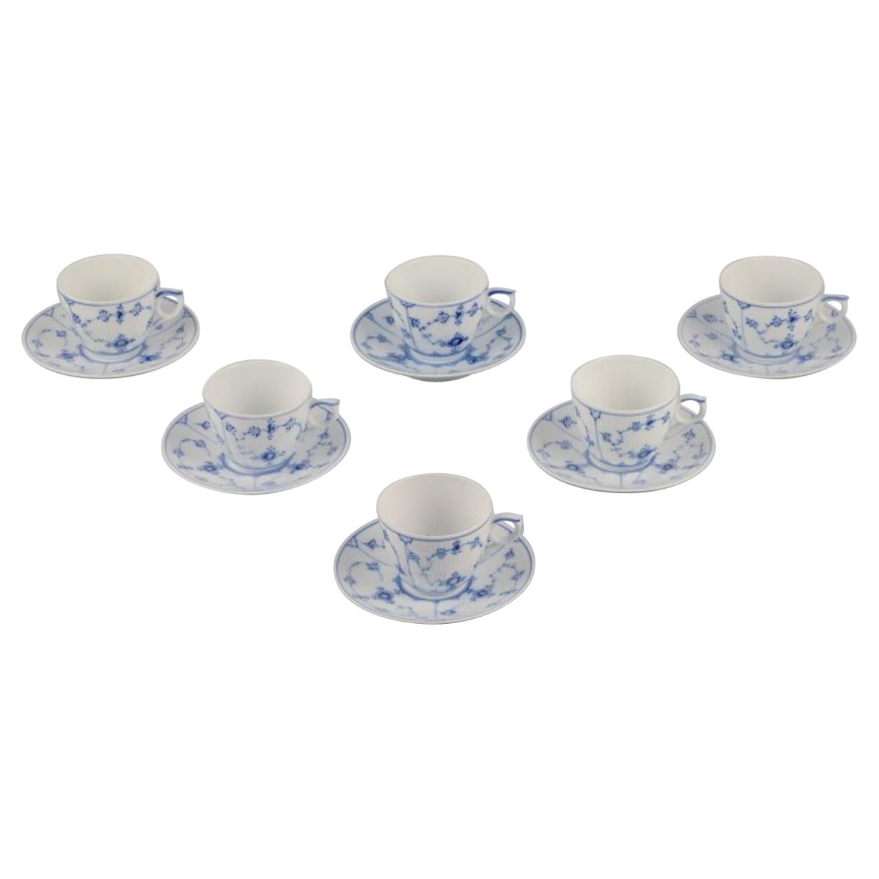 Royal Copenhagen Blue Fluted Plain. Set di sei tazze da caffè con piattini abbinati